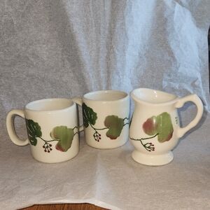 Vintage Hartstone Pottery Stoneware Set Of 2 Mugs & 1 Creamer Geranium Design